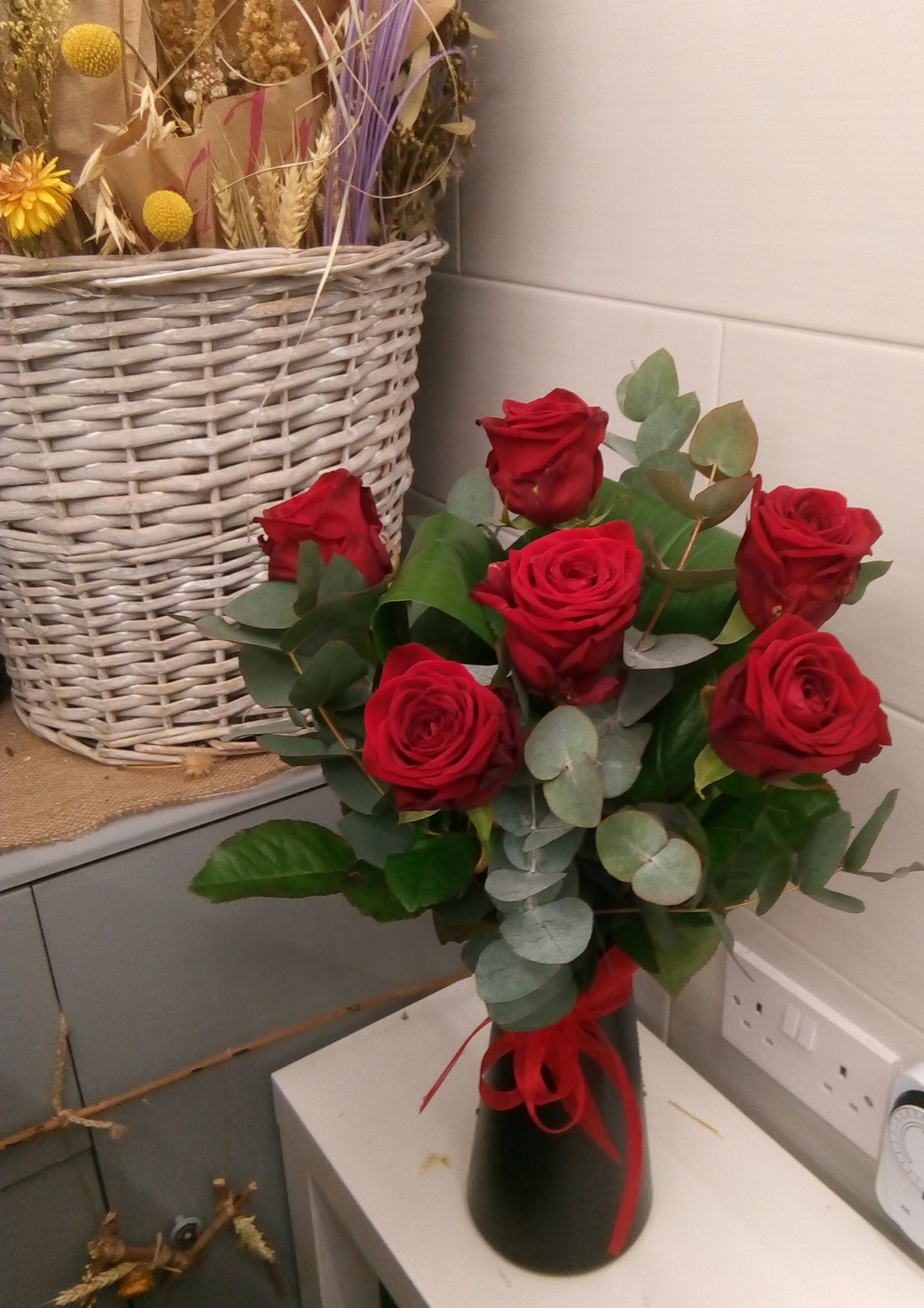 6 Red roses